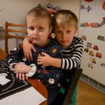Elis och Folke kramas, november 2019