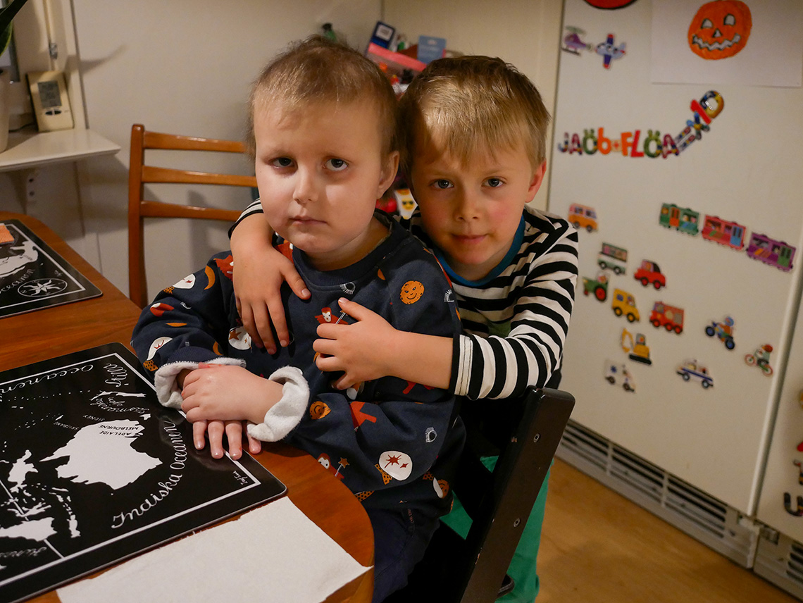 Elis och Folke kramas, november 2019